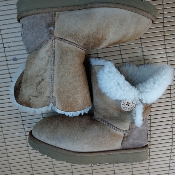 UGG Bailey Button Chestnut Brown Suede Sheepskin Lined Boots Women's 6 1016226. - Picture 8 of 10